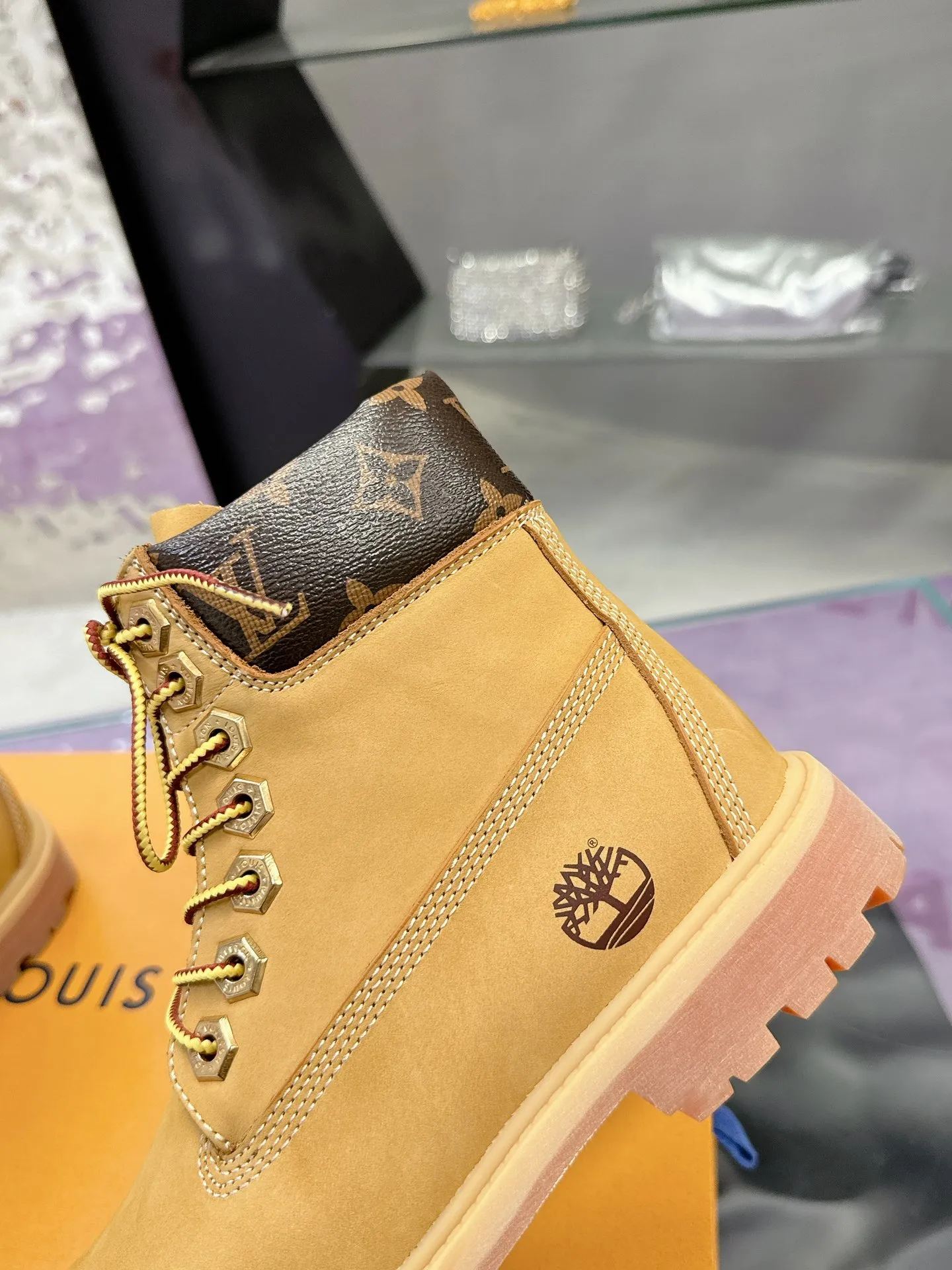 Factory price: 760💰 (Couple model) LV x Timberland Timberland joint model Presbyopia Rhubarb boots Ankle boots Short boots LV x Timberland ankle boots are made of Monogram embossed waterproof nubuck cow leather, relying on the brand's exquisite craftsmanship to carefully reshape the classic Timberland 6-inch boot shape in Italy, making an eye-catching appearance with American workwear style Men's men's shoes 💰Monogram created by harrell Williams The embossed tongue, original Timberland laces and outsole are exquisite details, and the leather label expresses the cooperation logo. Exquisite packaging at the delivery counter🛍📦 ▪️Material: Original custom imported first-layer cowhide ▪️Inner lining: Original custom leather lining ▪️Outsole: Original open-molded anti-slip rubber material ▪️Sole thickness: 3.5CM ▪️Size: Women's 35-40 ▪️Size: Men's size 39-44, customized 45, 46